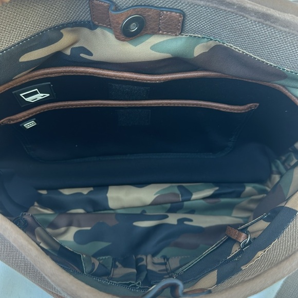 New AUTHENTIC GUESS Mens Leather Messenger/Canvas Travel Bag Camo - Picture 9 of 13